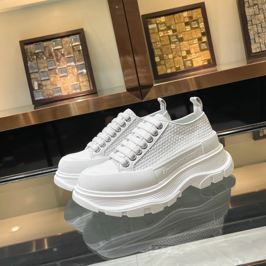 👟👟Ex-factory price 560👟👟 Men’s size +10 🔥Mc Queen new woven McQueen couple shoes 🔥Exclusive first launch‼ ️‼ ️Young ladies who are fashion representatives must be in the forefront of fashion! The shoes have a transparent and simple personalized design, which increases the height and slims the legs, showing full charm, and the upper feet are super stylish. ⚠The upper is made of customized imported canvas, which is breathable, comfortable and not stuffy on the feet. The color is warm and moist. 🔸Inside: Yangli. Feet: imported goatskin. Full of flexibility! The round toe design allows the toes to be completely released🥰 Get rid of the original pressure of shoes! 🔸The outsole adopts the original molded combination TPU transparent outsole. The process of combining several layers of outsole is complicated. Super light and super comfortable! Very affordable ❤️ 🔸Size: 35-40 for women, 250 for low-income women. The women’s low-top version will be released first. The latest counter high version packaging, with certificates, cards, and pure cotton bags.